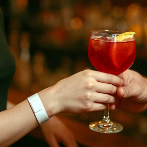 cinsel saldiriya karsi kimyasal sensorlu bileklik festival bilekligi gorunumlu koruma kalkani zhSeLOlC