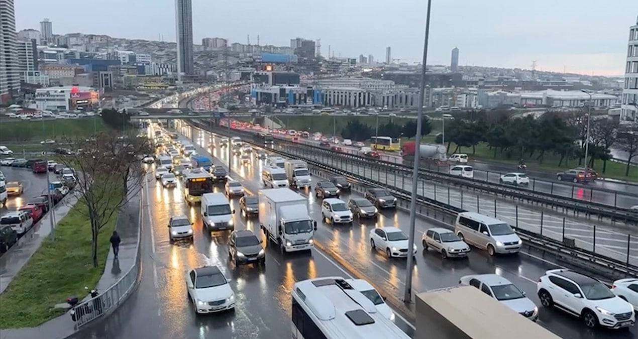 pazartesi yagmuru megakenti vurdu istanbulda trafik kilitlendi k7XXqzzI