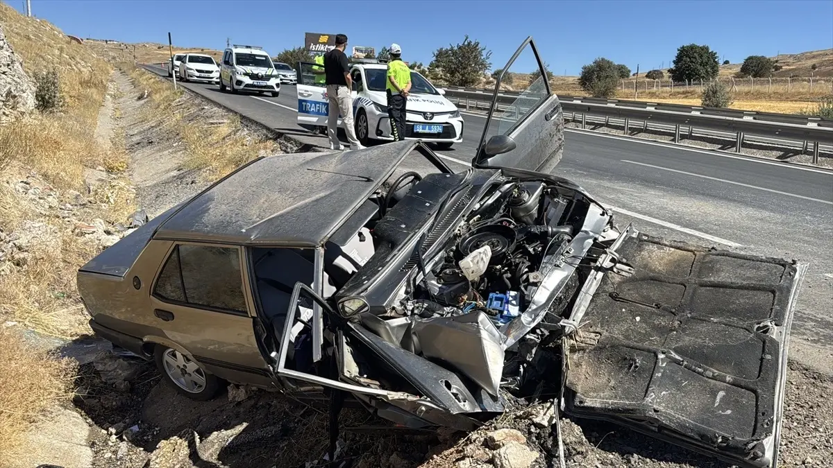 sivasta otomobil sarampole devrildi 3 yarali RvYtjXZe