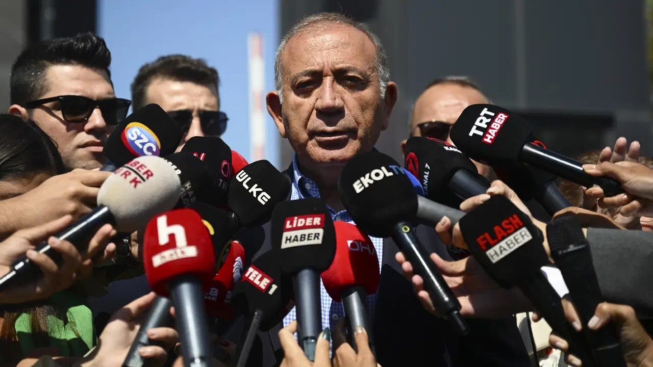 yine chpnin sariyerdeki eski il binasina geldi kayyum gursel tekinden liste aciklamasi arkadaslar binanin temizligini yapmak icin o listeyi vermis WViPsCEG