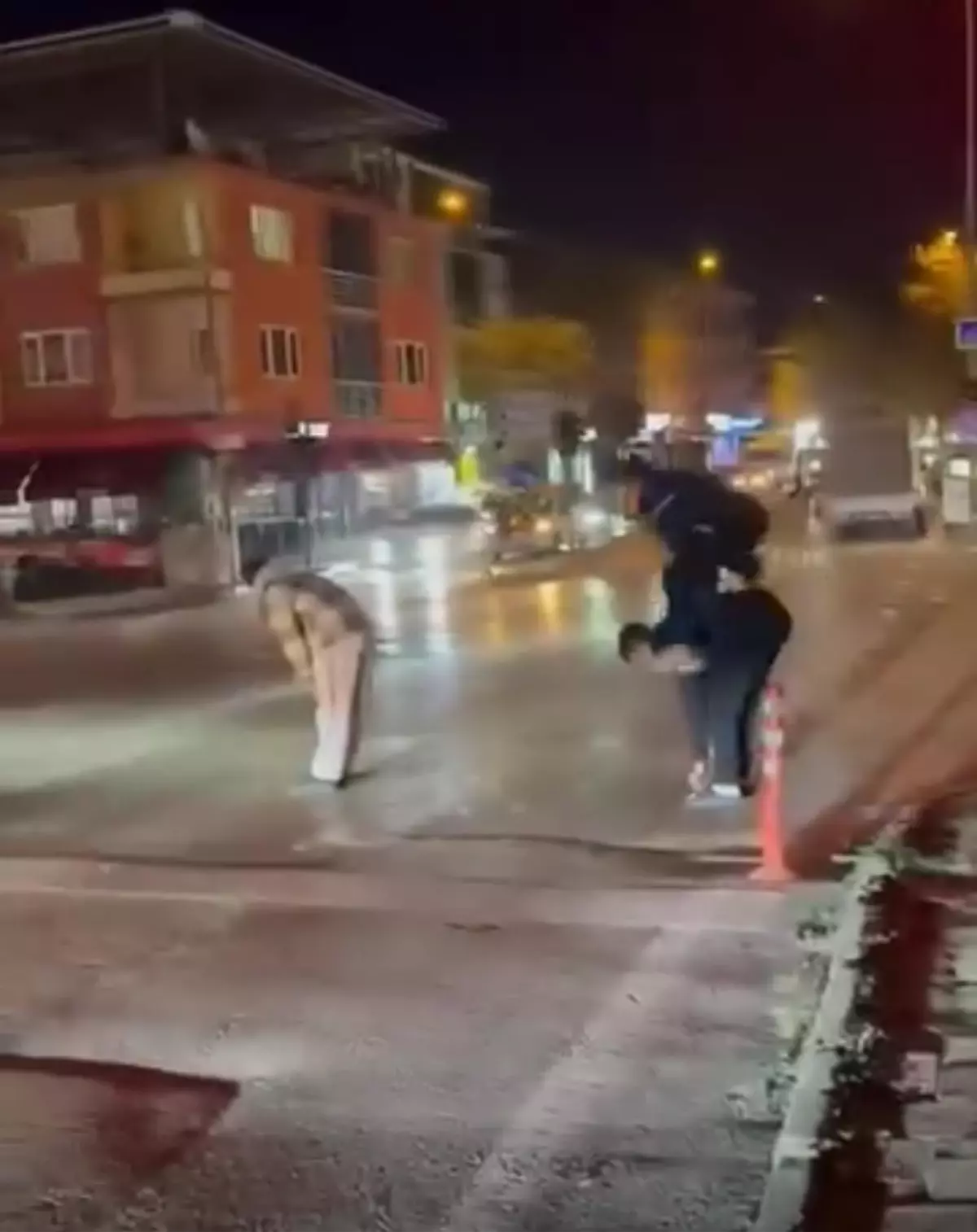 arkadaslar yaya gecidinde birdirbir oynadi xqWu7v2E.jpg