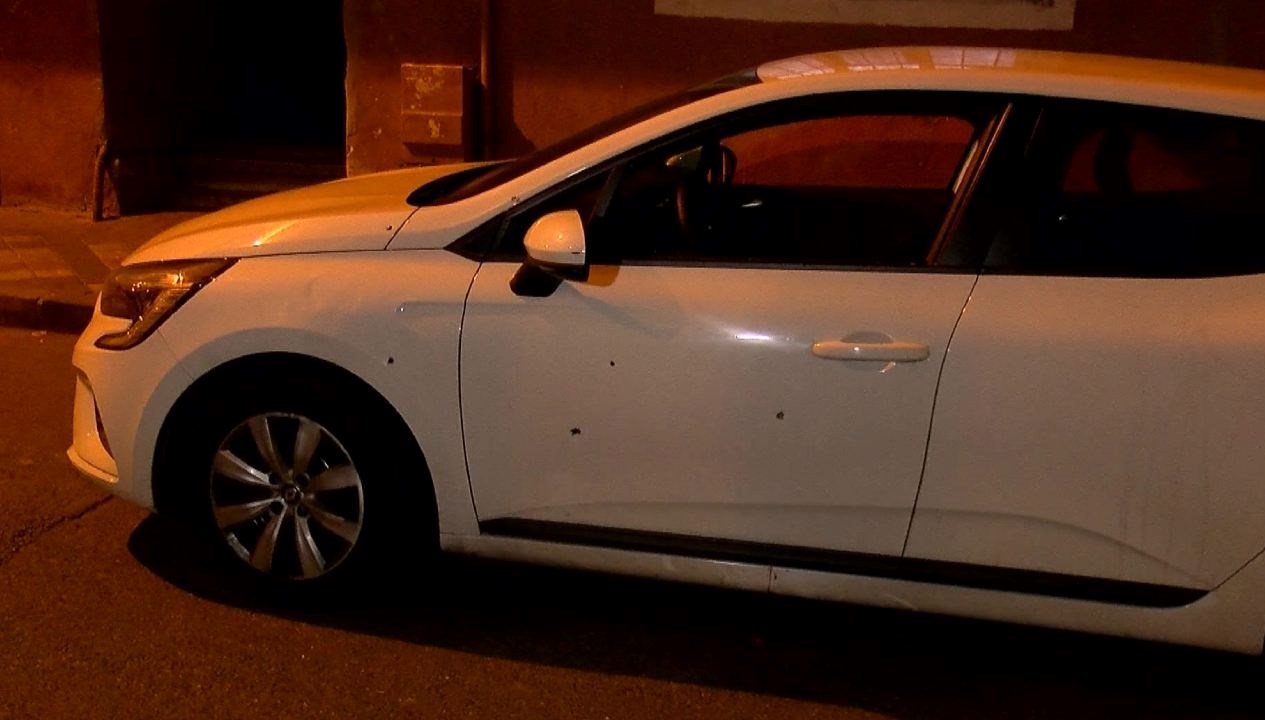 bagcilarda otomobile silahli saldiri 2 yarali idArOjxx