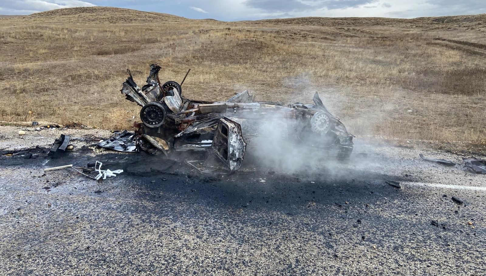 bayburtta otomobil sarampole devrildi bir can kaybi var Z8YcJrDU