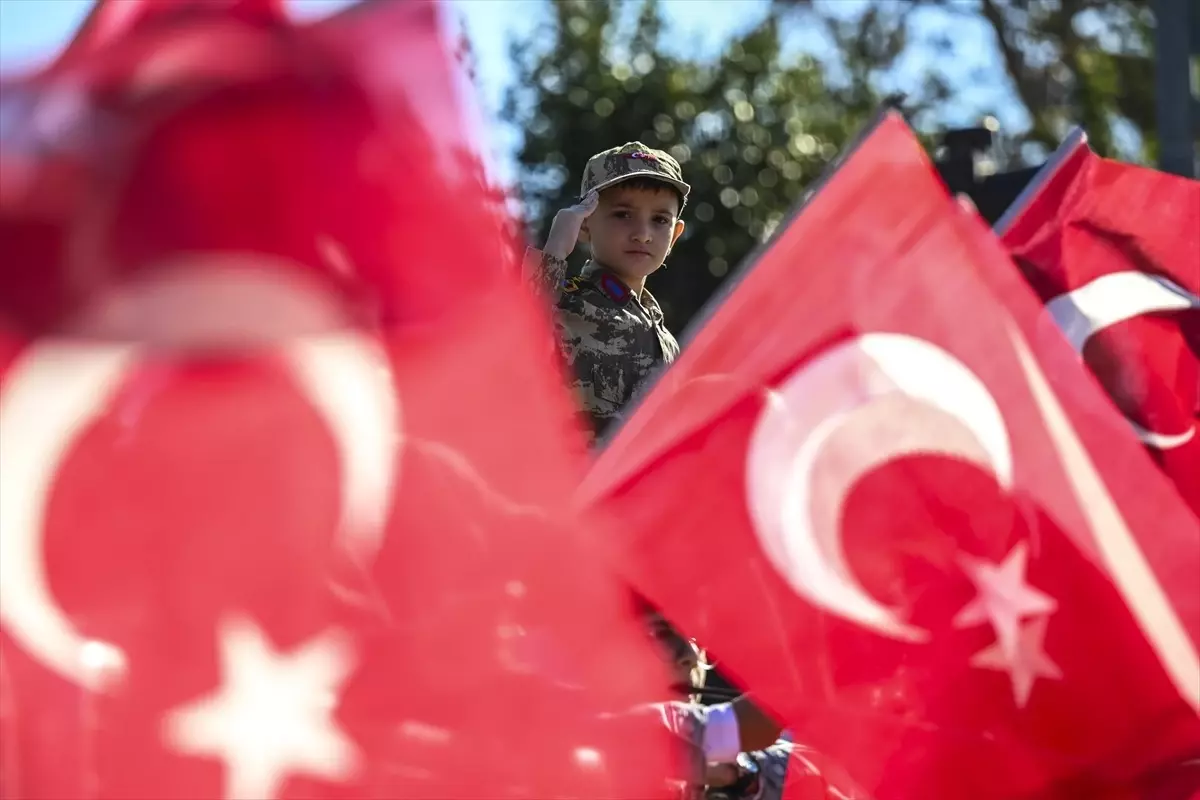 istanbulda cumhuriyetin 102 yil donumu dolayisiyla toren duzenlendi cS69tgUM.jpg