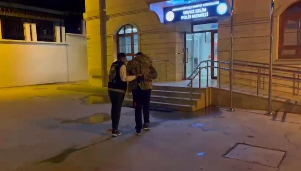 istanbulda genc kiza durakta taciz supheli yakalandi sNJ1xO7D