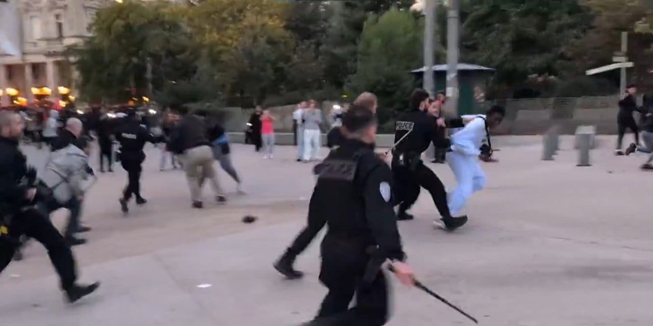 paristeki konserde izdiham arbede yasandi 4LrJwicm.jpg