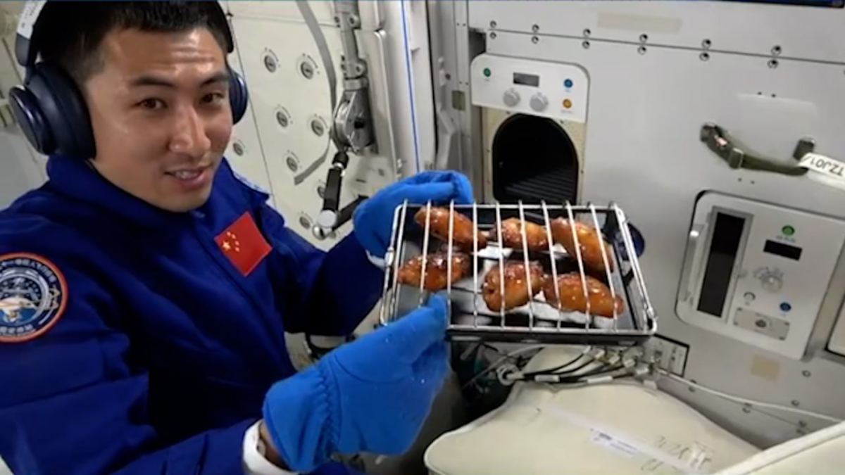 cinli taykonotlar uzayda ilk kez izgara et ve tavuk pisirdi trUpLlW4.jpg