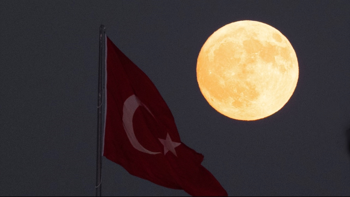 yilin en parlak dolunayi bu gece kunduz super ay gokyuzunde c3KA7KTP.jpg