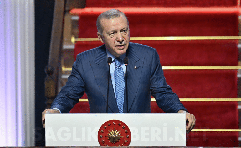 Cumhurbaşkanı Erdoğan’dan Çalışan Annelere ve Babalara İzin Müjdesi: Süreler Uzatılıyor • Sağlık Haberi