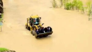 hakkaride-taskin-nedeniyle-yol-kapandi-yolda-kalan-cenaze-kepceyle-tasindi-1jORQ7nV