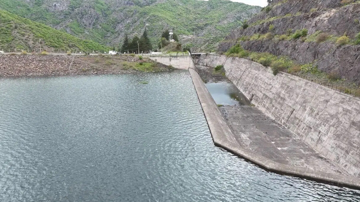 Almus Barajı’ndaki Su Seviyesi Rekor Düzeye Ulaşırken, Dolusavak İçin 50 Santim Kaldı
