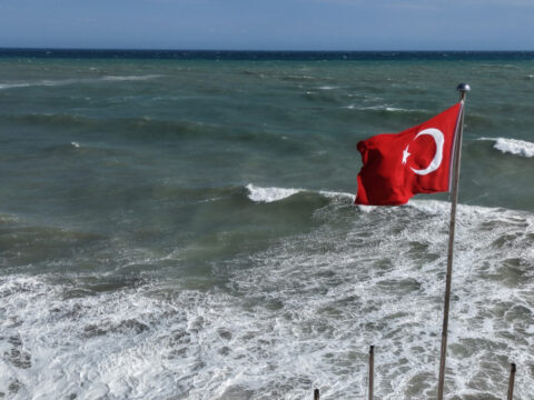 Dogu akdenizde kuvvetli ruzgar dalgalar 4 metreye kadar yukseldi ADEiUWHF