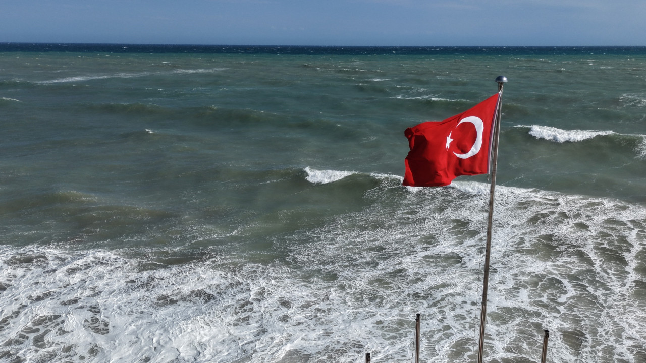 Dogu akdenizde kuvvetli ruzgar dalgalar 4 metreye kadar yukseldi ADEiUWHF