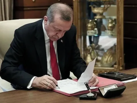 Erdogan imzaladi resmi gazetede yayimlandi kitlerde yuzlerce kadro ve pozisyon degisti 8RrU9nXb