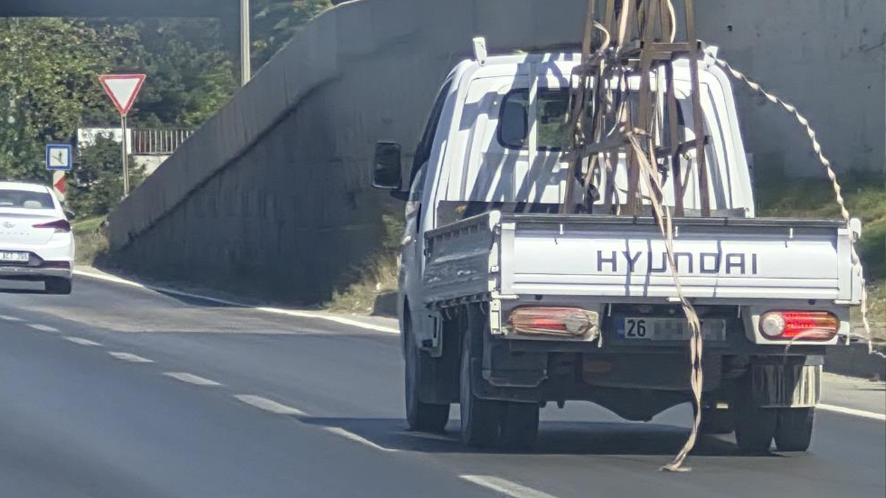 Eskisehir cevre yolunda kamyonetten sarkan ipler trafigi tehlikeye dusurdu 8Ds3FATk