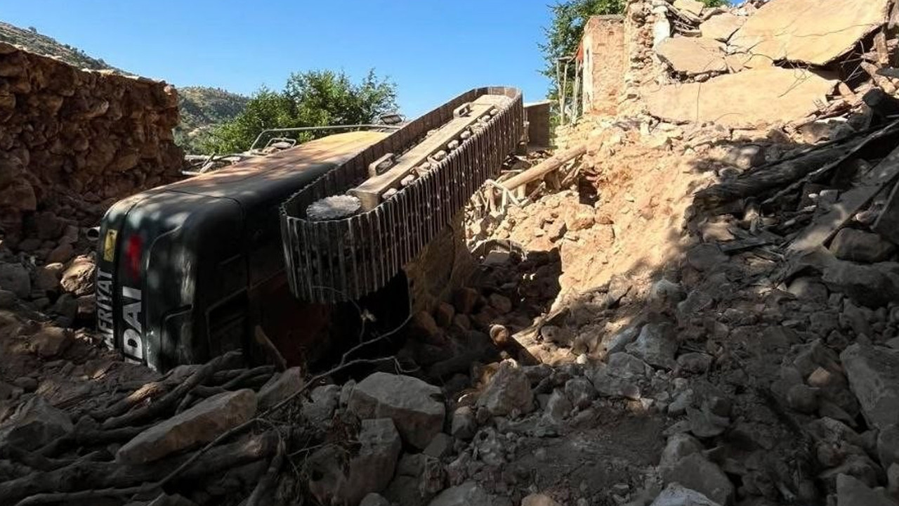 İş makinesi yıkım sırasında devrildi: Sürücü saniyeler kurtuldu Haber gorseli