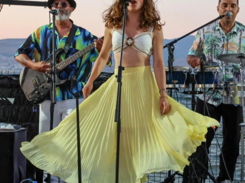 Izmir marinada ritim deniz ve muzik bir arada WgB5a6N4