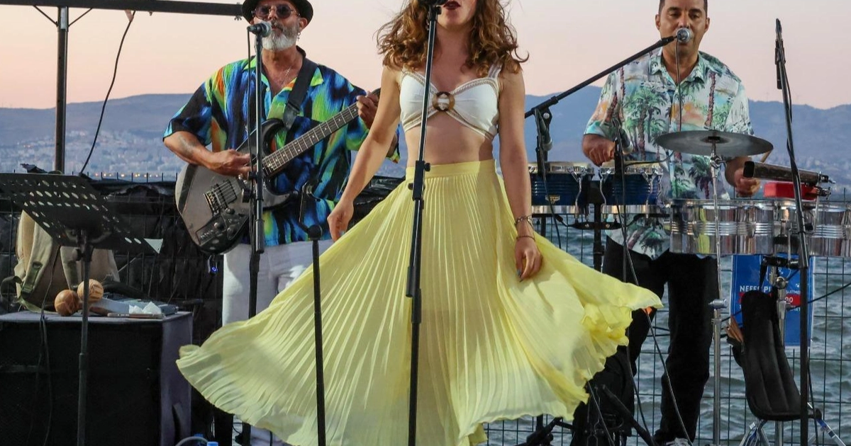 Izmir marinada ritim deniz ve muzik bir arada WgB5a6N4