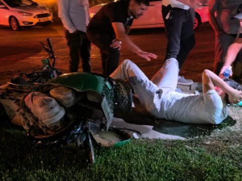 Kontrolden cikan motosiklet yon levhasina carpti surucu agir yaralandi DNH2TiRX