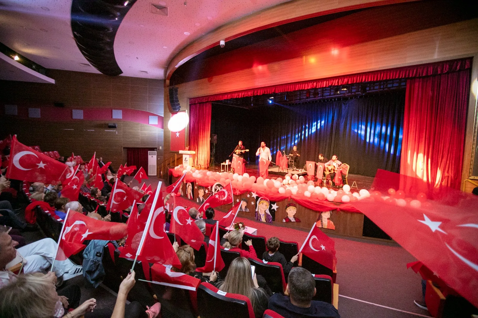 Güzelbahçe’de Cumhuriyet Yürüyüşü Coşkuyla Gerçekleşti